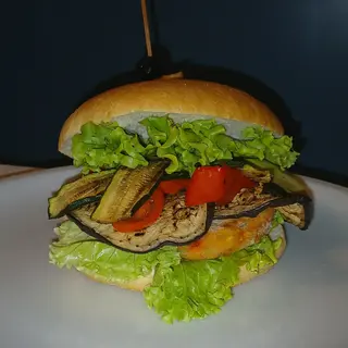Veggie burger con patatine, contorno, salsa e bevanda
