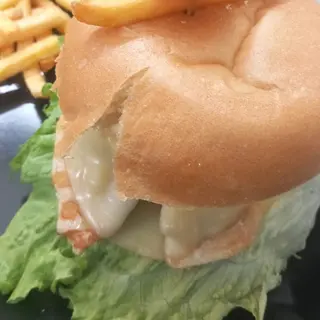 Chicken burger con patatine, bevanda e salsa a scelta
