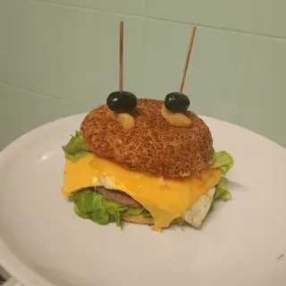 Angus cheese burger con patatine, bevanda e salsa a scelta