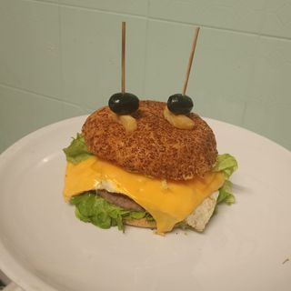 Angus cheese burger con patatine, bevanda e salsa a scelta