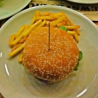 Scottona burger con patatine, bevanda e salsa a scelta