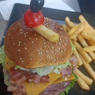 Scottona Bacon Burger con patatine, bevanda e salsa a scelta