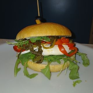 Burger Tomino Senza Lattosio e  patatine, bevanda