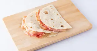 Piadina con mozzarella, speck e scamorza
