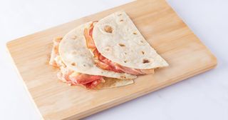 Piadina con mozzarella, speck e scamorza
