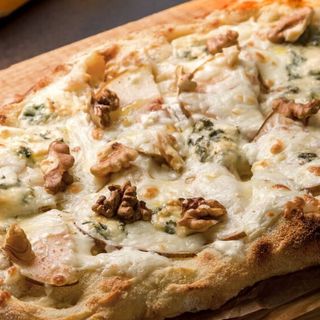 Pinsa pere, pecorino, noci e miele