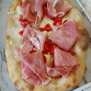 Pinsa con crudo