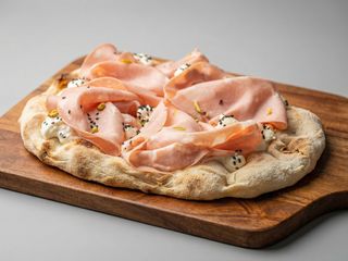 Pinsa con mortadella, bufala a crudo e granella di pistacchio