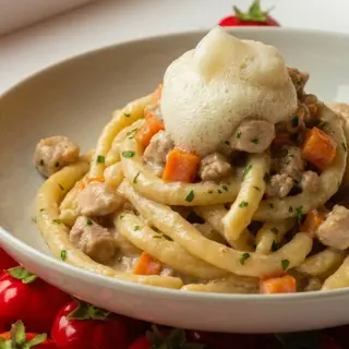 Fusilli di nostra produzione con ragù bianco di maialino nero, spuma di pecorino e polvere di liquirizia
