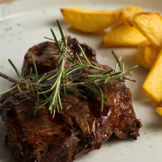 Filetto di manzo con patate al forno e rosmarino