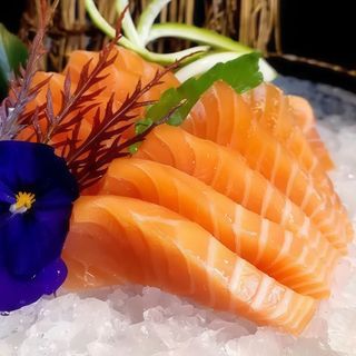 60. Sashimi salmone