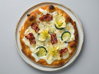 Pizza fiori e pancetta