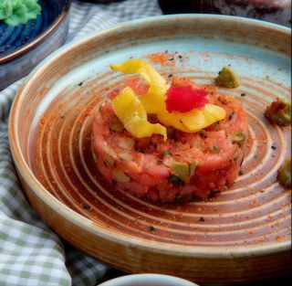 A6. Salmone tartar piccante