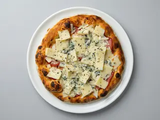 Pizza bianca quattro formaggi al piatto