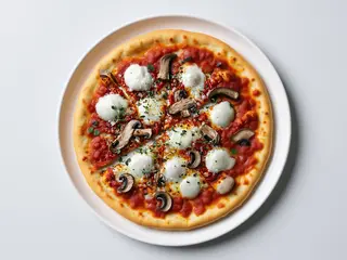 Pizza con funghi al piatto