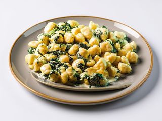 Gnocchi con panna, gorgonzola e spinaci