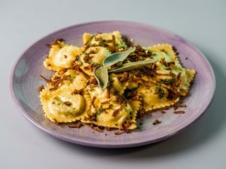 Ravioli con burro, salvia e tartufo fresco 