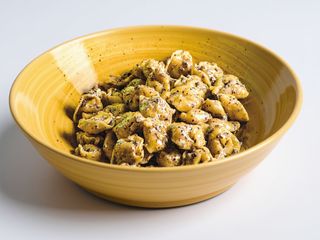 Tortellini con panna e salsa tartufata