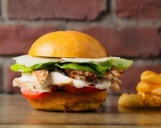 Chicken burger con fries