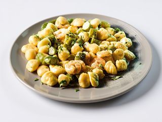 Gnocchi con panna, gamberi ed asparagi