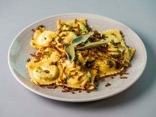 Ravioli con tartufo fresco, salvia e burro
