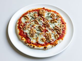 Pizza con mozzarella, gorgonzola e noci