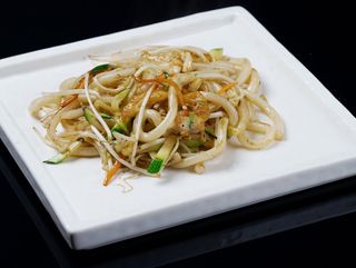 126 YAKI UDON CON GAMBERI E VERDURE