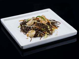 129 YAKI SOBA CON GAMBERI E VERDURE