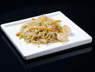 132 Spaghetti di riso saltati con uova, gamberi e verdure