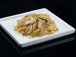 133 Spaghetti di riso saltati con uova, pollo, verdure e curry