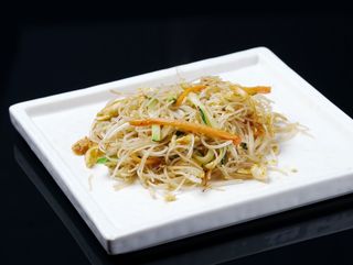 134 Spaghetti di riso saltati con verdure