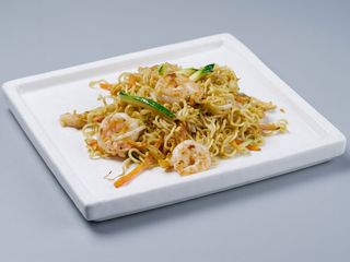 138 Noodles saltati con gamberi , uova e verdure