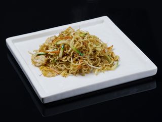 139 Noodles saltati con pollo, uova e verdure