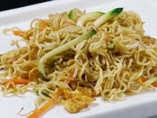 140 Noodles saltati con uova e verdure