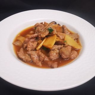 143. Manzo con funghi e bambù