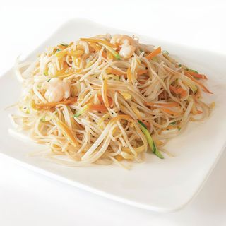 Spaghetti di riso alla piastra con gamberi e curry