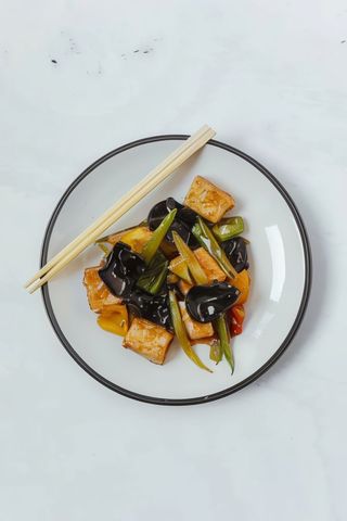 Maiale con bambù e funghi
