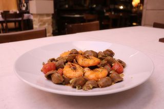 Orecchiette di grano arso fatte a mano con mazzancolle, pomodoro fresc