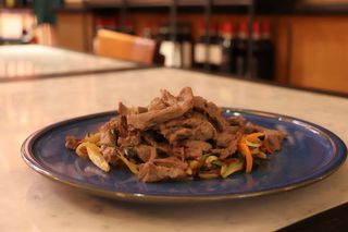 Straccetti di filetto su verdurine saltate