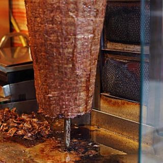 Panino kebab e bibita e patatine Fritte