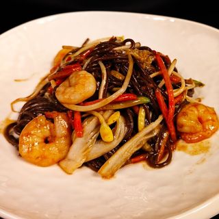 83 Soba giapponese con gamberi e verdure