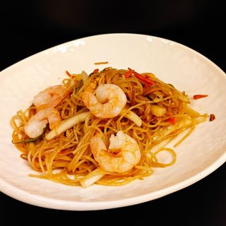 74 Spaghetti di riso saltati con gamberi e verdura