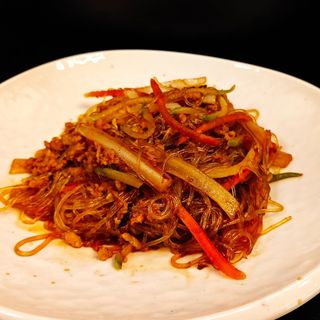 76 Spaghetti di soia piccanti saltati con carne e verdura