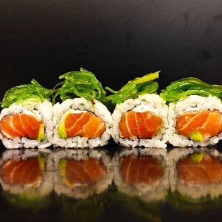 50b Wakame roll