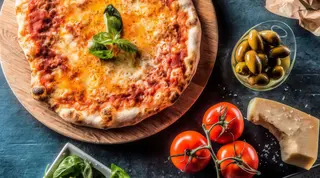 1 Pizza Margherita + 1 patatina fritta piccola + 1 bevanda in lattina