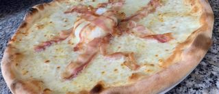 Pizza tomino e bacon