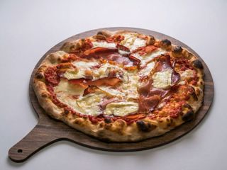 Pizza speck e mascarpone L