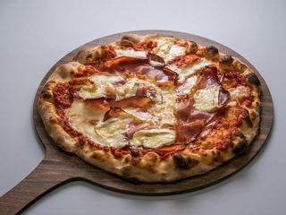 Pizza speck, crema di tartufo e pomodori L