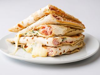 Ciaccino con prosciutto cotto, scamorza e mozzarella per 1 persona