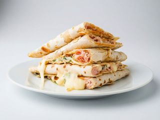 Ciaccino con prosciutto cotto, scamorza e mozzarella per 2 persone